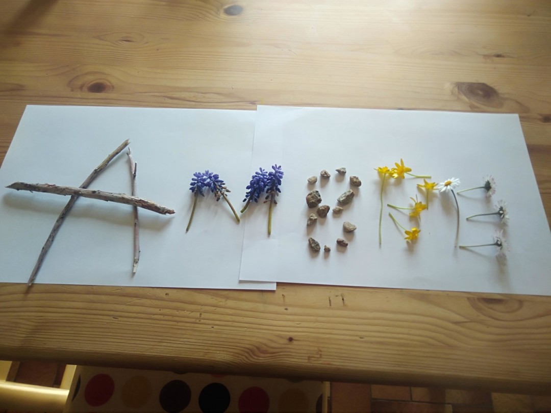 Défi Land art “J’écris mon prénom avec des éléments de la nature ...