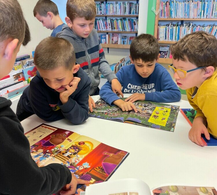 “Dans toute bibliothèque patiente un livre qui ouvre la porte du voyage”